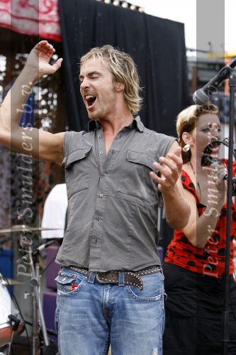 Bloemendaag 22 juli 2006
Optreden Hudson 5 met als zanger Chris Zegers bij Woodstock.
Chris treedt op voor het goede doel Save the Monkeys