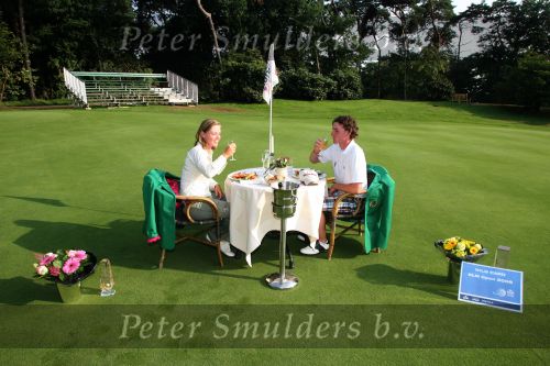 Molenschot, 22 Juli 2006
Golfclub Toxandria, Internationaal Golftoernooi Riverwoods 
Winnares Christel Boeljon samen met tim Sluiter aan de lunch op hole 18