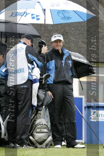 Zandvoort, 10 augustus 2006
KLM Dutch open golf 2006 Op de Kennemer golfclub
Colin Montgomerie wachtend op de 10e tee in een hevige regenbui
