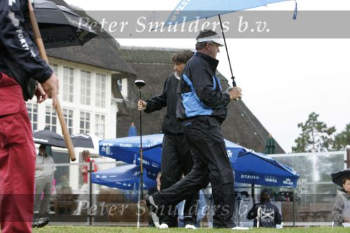 Zandvoort, 10 Augustus 2006
KLM Dutch open golf 2006
1e dag      Colin Montgomerie op de 10e tee met veel regen samen met Robert Jan Derksen