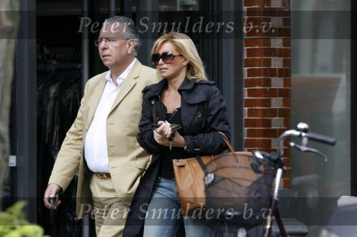 Amsterdam 7 juni 2006
Connie Breukhoven om 12 uur op terras bij Joffers met haar financiele expert.
Peter Smulders bv