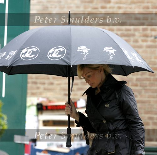 Amsterdam 11 augustus 2006
Connie Breukhoven onder de paraplu op de cornelis schuytstraat.
Peter Smulders bv