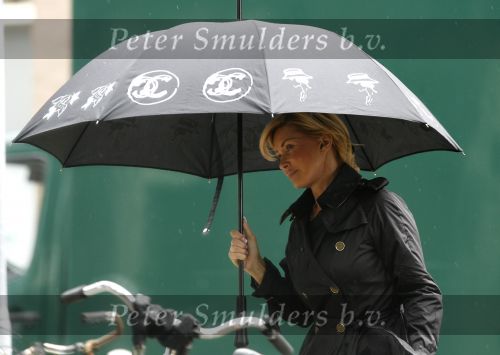 Amsterdam 11 augustus 2006
Connie Breukhoven onder de paraplu op de cornelis schuytstraat.
Peter Smulders bv