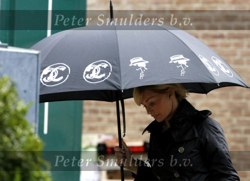 Amsterdam 11 augustus 2006
Connie Breukhoven onder de paraplu op de cornelis schuytstraat.
Peter Smulders bv