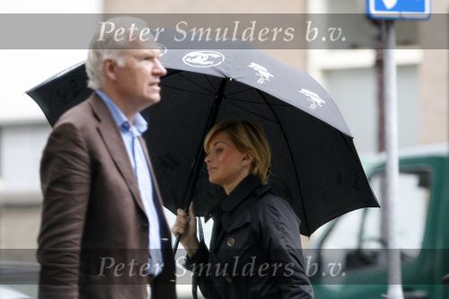 Amsterdam 11 augustus 2006
Connie Breukhoven onder de paraplu op de cornelis schuytstraat.
Peter Smulders bv
