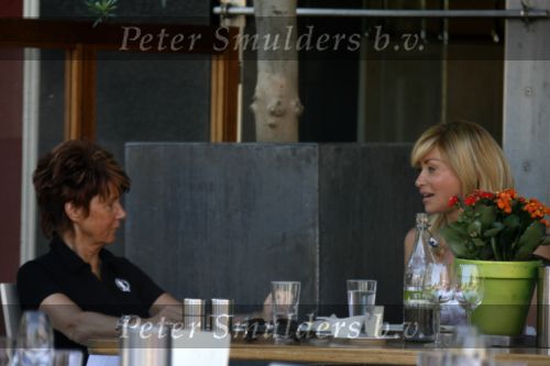 AMSTERDAM 17 juli 2006
Connie Breukhoven op terras met een vriendin