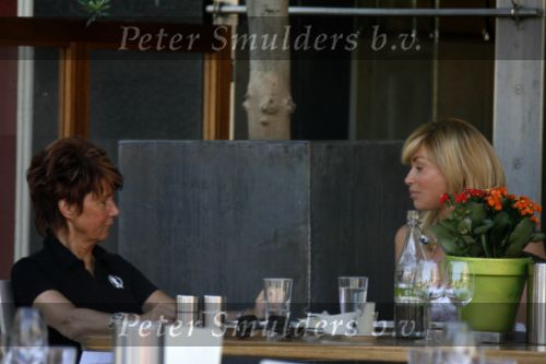 AMSTERDAM 17 juli 2006
Connie Breukhoven op terras met een vriendin