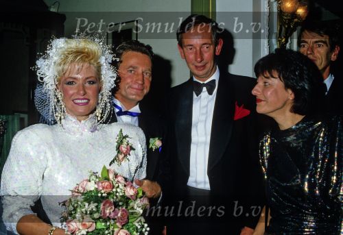 Den Haag 20 November 1987
Trouwen Vanessa ( Connie Breukhoven ) met haar man Hans Breukhoven 
Rechts Directeur van Phonogram Platenmij. Jan Corduwener met zijn vrouw