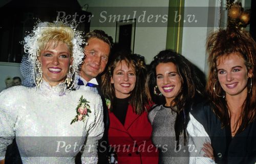 Den Haag 20 November 1987
Trouwen Vanessa ( Connie Breukhoven ) met haar man Hans Breukhoven 
Met 3 leden van de Dolly Dots, Angela Groothuizen, Esther Oosterbeek en Patty Zomer