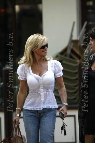 Amsterdam 23 juli 2006
Connie Breukhoven winkelelnd op de cornelis schuytstraat