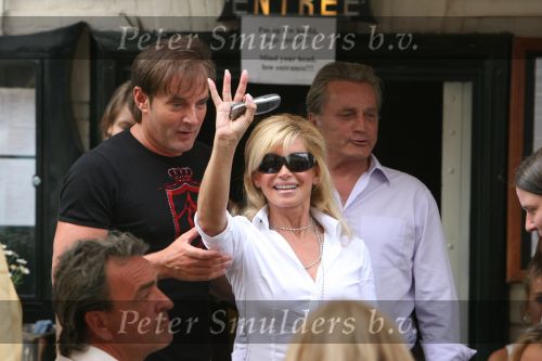 Amsterdam, 24 Juni 2006
PC Hoofstraat ontmoeting tussen Gerard Joling en Connie Breukhoven, Hans Breukhoven en Wino Omtzigt
© Foto Peter Smulders BV