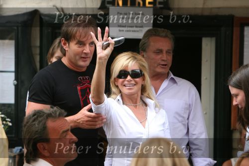 Amsterdam, 24 Juni 2006
PC Hoofstraat ontmoeting tussen Gerard Joling en Connie Breukhoven, Hans Breukhoven en Wino Omtzigt
© Foto Peter Smulders BV