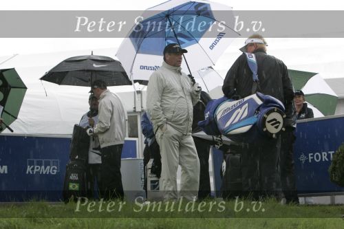 Zandvoort, 10 augustus 2006
KLM Dutch open golf 2006 Op de Kennemer golfclub
Constantino Rocca met zijn caddy wachtend in de hevige regenval op de eerste dag