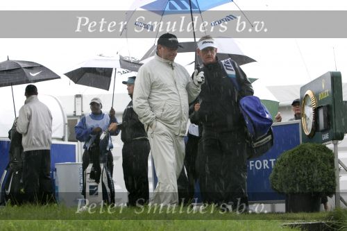 Zandvoort, 10 augustus 2006
KLM Dutch open golf 2006 Op de Kennemer golfclub
Constantino Rocca met zijn caddy wachtend in de hevige regenval op de eerste dag