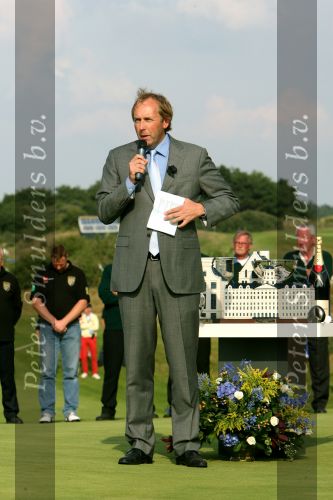 Zandvoort, 13 Augustus 2006
Dutch KLM Open Golf 2006 Kennemer golfclub
Toernooidirecteur Daan Slooter tijdens de prijsuitreiking