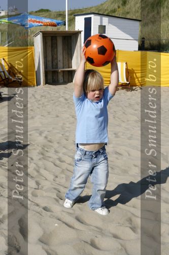 Noordwijk 29 juni 2006
Jeroen v d Boom met zijn  zoontje Daan op het strand aan het voetballen
Peter Smulders bv