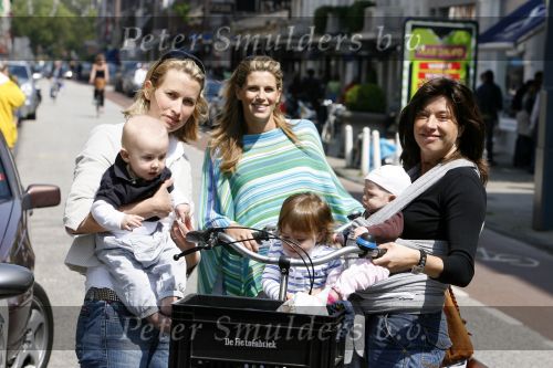 Amsterdam 3 juni 2006
Amanda Krabbe met Yasmijn Anouk Smulders met Max en Danielle Overgaag met Fiene op de pc hooftstraat
Peter Smulders bv