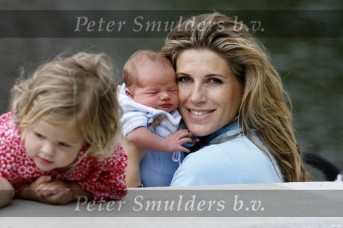 Amsterdam 20 juni 2006
Danielle Overgaag met baby Benjamin en Thijmen en Fiene.
Peter Smulders bv