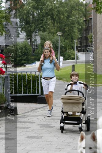 Amsterdam 20 juni 2006
Danielle Overgaag met baby Benjamin en Thijmen en Fiene.
Peter Smulders bv