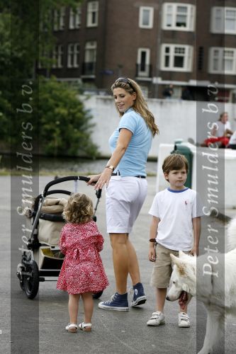 Amsterdam 20 juni 2006
Danielle Overgaag met baby Benjamin en Thijmen en Fiene.
Peter Smulders bv