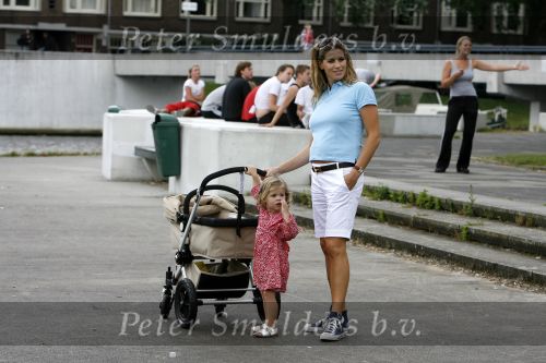 Amsterdam 20 juni 2006
Danielle Overgaag met baby Benjamin en Thijmen en Fiene.
Peter Smulders bv