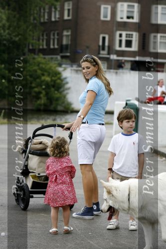 Amsterdam 20 juni 2006
Danielle Overgaag met baby Benjamin en Thijmen en Fiene.
Peter Smulders bv