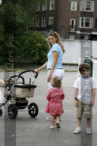 Amsterdam 20 juni 2006
Danielle Overgaag met baby Benjamin en Thijmen en Fiene.
Peter Smulders bv