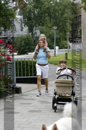 Amsterdam 20 juni 2006
Danielle Overgaag met baby Benjamin en Thijmen en Fiene.
Peter Smulders bv