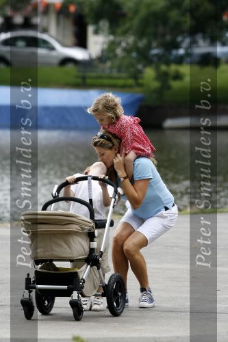 Amsterdam 20 juni 2006
Danielle Overgaag met baby Benjamin en Thijmen en Fiene.
Peter Smulders bv