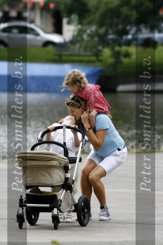 Amsterdam 20 juni 2006
Danielle Overgaag met baby Benjamin en Thijmen en Fiene.
Peter Smulders bv