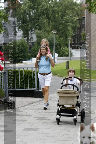 Amsterdam 20 juni 2006
Danielle Overgaag met baby Benjamin en Thijmen en Fiene.
Peter Smulders bv