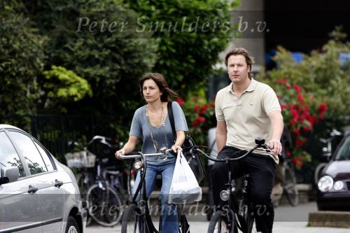 Amsterdam 21 juni 2006
Wessel v Diepen en Daphne Bunskoek op de fiets in Amsterdam zuid.
Peter Smulders bv