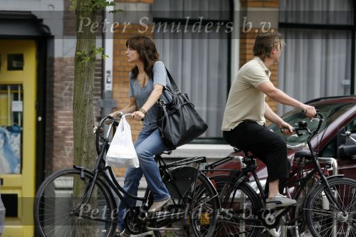 Amsterdam 21 juni 2006
Wessel v Diepen en Daphne Bunskoek op de fiets in Amsterdam zuid.
Peter Smulders bv