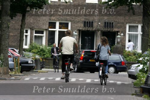 Amsterdam 21 juni 2006
Wessel v Diepen en Daphne Bunskoek op de fiets in Amsterdam zuid.
Peter Smulders bv