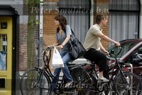 Amsterdam 21 juni 2006
Wessel v Diepen en Daphne Bunskoek op de fiets in Amsterdam zuid.
Peter Smulders bv