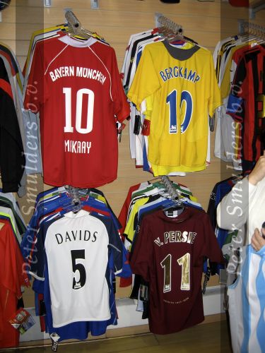Buenos Aires mei 2006
Voetbal shirts van Dennis Bergkamp Roy Makaay Edgar davids en Robin v Persie in het centrum van Buenos Aires.