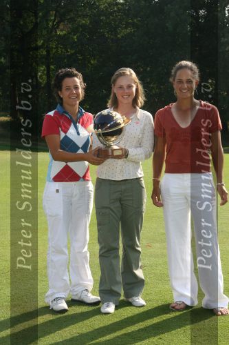 Molenschot, 22 Juli 2006
Golfclub Toxandria, Internationaal Golftoernooi Riverwoods 
Dewi Claire Schreefel, Kyra v Leeuwen en winnares Christel Boeljon