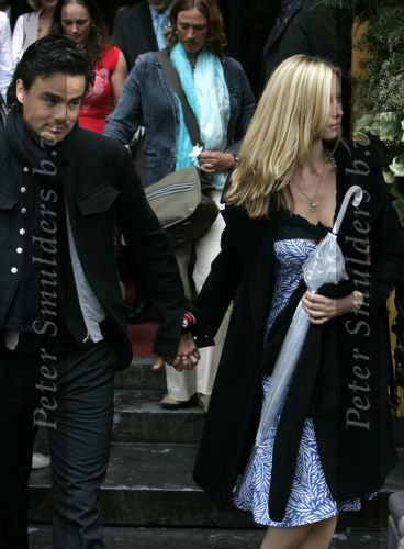 Amsterdam 20 mei 2006
Edwin v d Sar en zijn vrouw Annemarie trouwen in Amsterdam.
Dinand Woesthof met zijn zwangere vriendin Lucie
