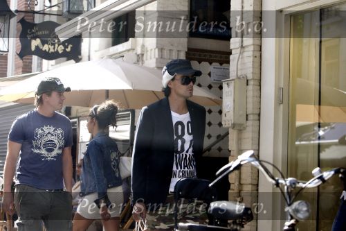 Amsterdam 31 juli 2006
Johnny de Mol jr en Dinand Woesthof winkelend op de pc hooftstraat.