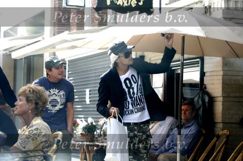 Amsterdam 31 juli 2006
Johnny de Mol jr en Dinand Woesthof winkelend op de pc hooftstraat.