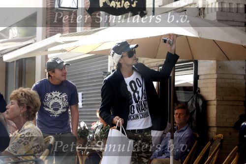 Amsterdam 31 juli 2006
Johnny de Mol jr en Dinand Woesthof winkelend op de pc hooftstraat.
