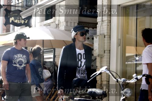 Amsterdam 31 juli 2006
Johnny de Mol jr en Dinand Woesthof winkelend op de pc hooftstraat.