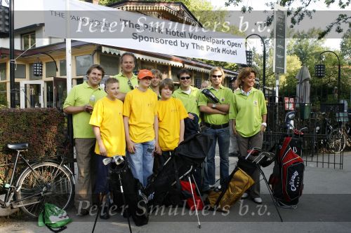 Amsterdam 9 juni 2006
Golf in het vondelpark voor Johan Cruyff foundation.
Toine v Peperstraten Bert Kuizenga Edgar Wurbain Sander Foppele en Valerie Zwikker.
Peter Smulders bv