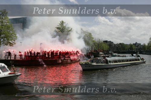 Amsterdam 20 mei 2006
Edwin v d Sar en zijn vrouw Annemarie trouwen in Amsterdam.
Ajax fans met bengaals vuurwerk.