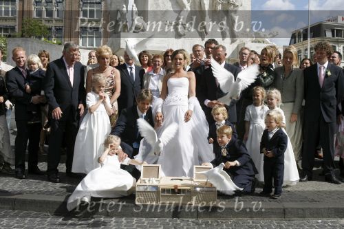Amsterdam 20 mei 2006
Edwin v d Sar en zijn vrouw Annemarie trouwen in Amsterdam.
Edwin met duiven op de dam
Peter Smulders bv