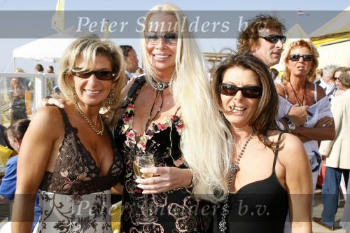 Noordwijk 29 juni 2006
Opening strandtent van huis ter duin.Elaine Vis (r) met vriendinnen
Peter Smulders bv