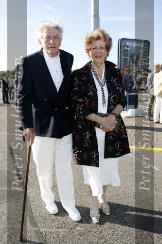 Amsterdam 14 juli 2006
Premiere Cirque du Soleil Alegria.
Ellen Vogel met man