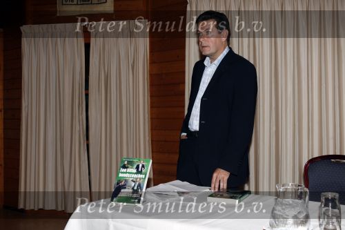 Beekbergen 30 mei 2006
Presentatie boek een elftal bondscoaches van Koen Greven en Erik Oudshoorn. Jan Zwartkruis krijgt het eerste exemplaar
Peter Smulders bv