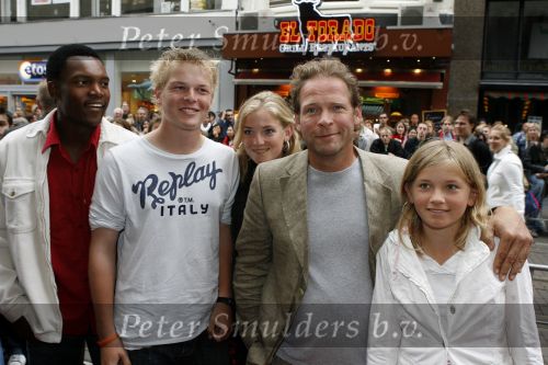 Amsterdam 26 juni 2006
Premiere over the edge in Tushinsky.
Erik v Muiswinkel met kinderen
Peter Smulders bv