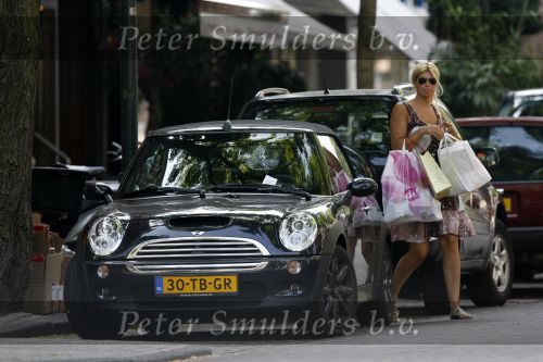 Amsterdam 23 juli 2006
Estelle Gullit winkelelnd op de cornelis schuytstraat. Estelle heeft mini cooper cabrio met bekeuring